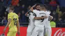 5. Pemain Real Madrdi merayakan gol pertama yang dicetak Karim Benzema pada laga lanjutan LaLiga yang berlangsung di Stadion DeLa Ceramica, Spanyol, Jumat (4/12). Real Madrid ditahan imbang Villareal 2-2.  (AFP/Jose Jordan)