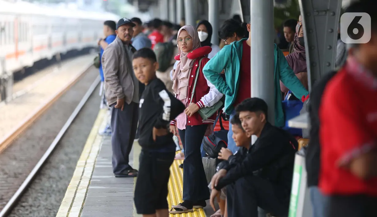 Pada puncak arus mudik, tercatat KAI memberangkatkan 47.000 penumpang dari Daop I Jakarta ke Daop tujuan berikutnya. (Liputan6.com/Helmi Fithriansyah)