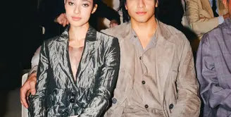 Hadir di show Emporio Armani Spring/Summer 2026, pasangan ini menyuguhkan interpretasi gaya pasangan yang earthy namun tetap edgy dan high fashion. [@littlemisskhan].