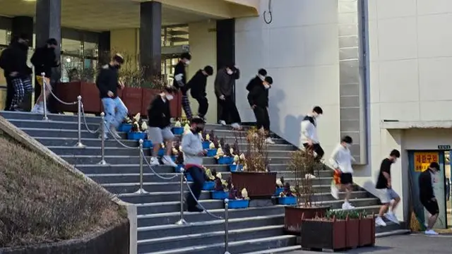 Siswa Gunsan Mechanical & Technical High School mengungsi dari gedung sekolah di kota Gunsan, sekitar 208 kilometer selatan Seoul akibat gempa terkini Korea Selatan. (Jeonbuk State Office of Education/Yonhap)