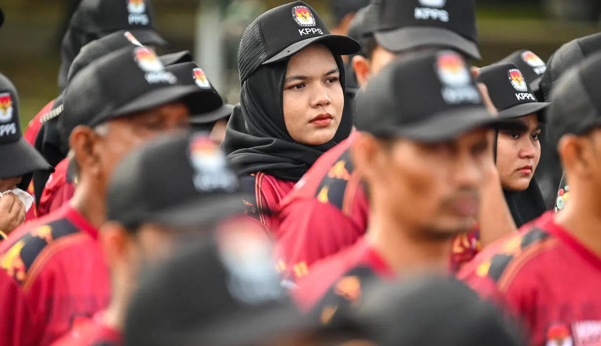 Petugas penyelenggara pemilihan kepala daerah (Pilkada) Gubernur dan Wakil Gubernur Aceh serta Wali Kota dan Wakil Wali Kota Banda Aceh mengikuti Apel Akbar di lapangan Blangpadang, Banda Aceh, Aceh, Sabtu (9/11/2024). (CHAIDEER MAHYUDDIN/AFP)