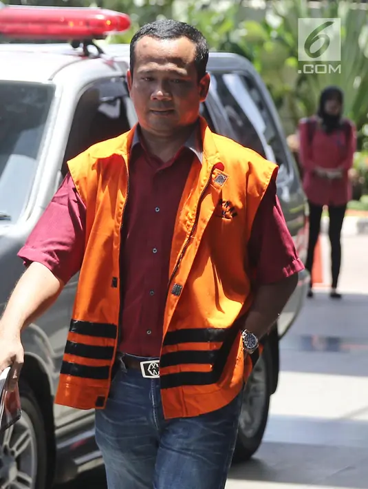 Tersangka Wakil Ketua DPRD Lampung Tengah, J Natalis Sinaga tiba di gedung KPK, Jakarta, Kamis (15/3). Natalis diperiksa sebagai tersangka kasus suap persetujuan pinjaman daerah untuk APBD Lampung Tengah tahun anggaran 2018. (Liputan6.com/Herman Zakharia)