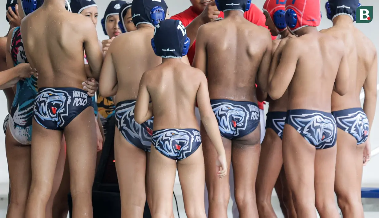 Sejumlah pemain Pasundan Raya Warriors bersiap sebelum laga polo air melawan Kusuma Harapan saat Indonesia Open Aquatic Championships 2025 di Stadion Akuatik Gelora Bung Karno, Senayan, Jakarta, Rabu (12/11/2025). (Bola.com/Bagaskara Lazuardi)