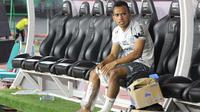 Irja panggilan akrabnya sempat kembali masuk ke lapangan namun tak lama wasit meniup peluit panjang tanda berakhirnya pertandingan. Ia pun hanya bisa duduk di bangku cadangan usai pertandingan yang dimenangkan oleh Bali United tersebut sambil mengkompres kakinya dengan es batu. (Bola.com/Wahyu Pratama)