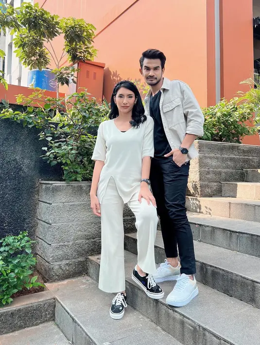 Tyas Mirasih dan Tengku Tezi menjalin asmara setelah keduanya gagal membina rumah tangga. (FOTO: instagram.com/tyasmirasih/)