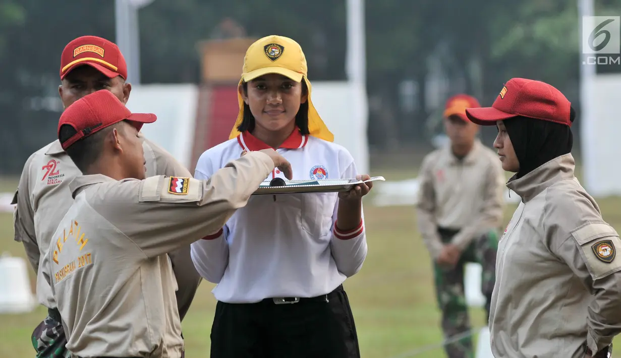 Pelatih memberikan arahan kepada calon Paskibraka Nasional 2017 saat latihan upacara menaikan dan menurunkan bendera di PPPON, Cibubur, Jakarta Timur, Kamis (10/8). (Liputan6.com/Yoppy Renato)