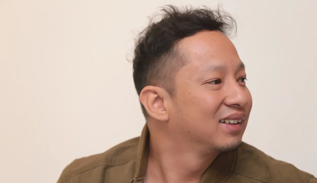 "Anak saya lupa waktu itu sama saya. Sampai pulang kangennya parah. Diciumin aja nangis, waktu jemput di airport dia aja enggak mau digendong. Saya sampai mikir, aduh jangan deh ninggalin dia lama-lama lagi," Ringgo Agus Rahman. (Adrian Putra/Bintang.com)