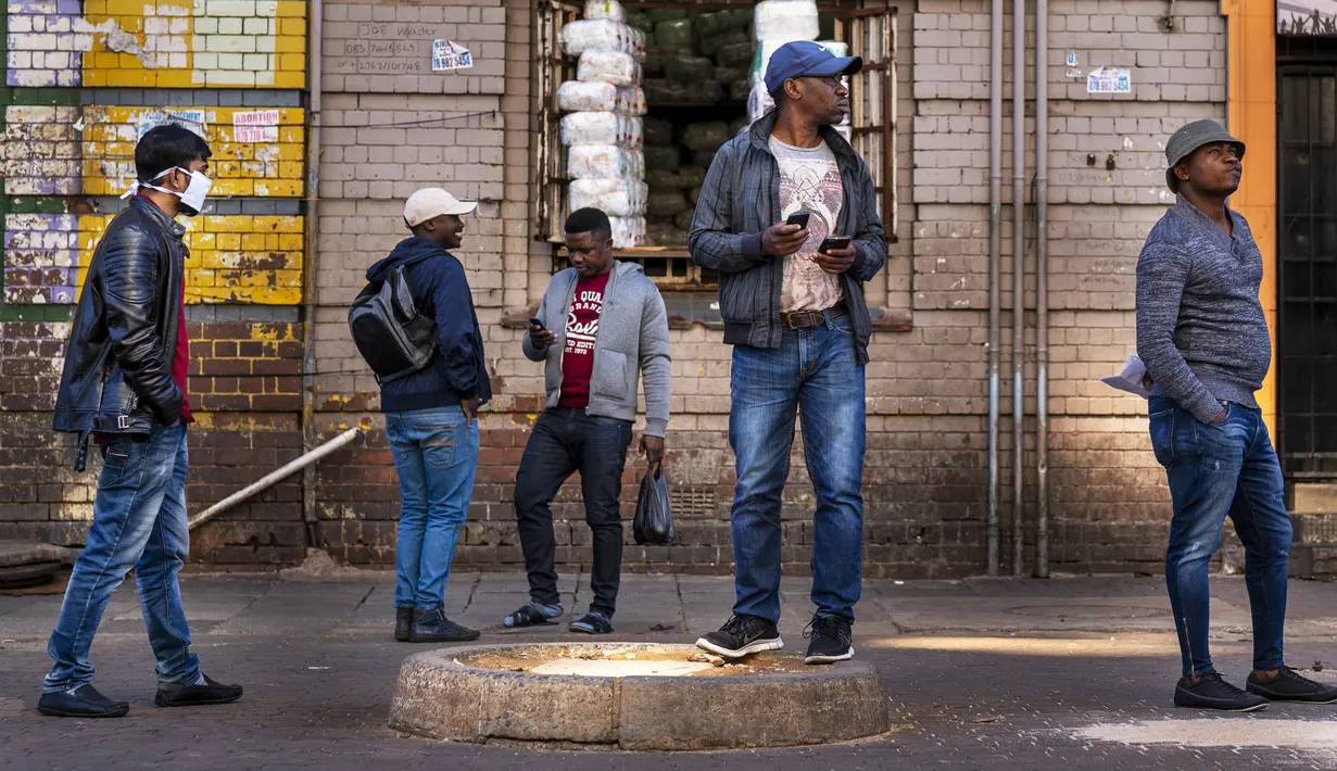 Warga antre untuk diuji COVID-19 serta HIV dan TBC di Johannesburg, Afrika Selatan, Kamis (30/4/2020). Afrika Selatan akan mulai mengurangi penerapan lockdown ketat secara bertahap pada 1 Mei, meski kasus COVID-19 yang dikonfirmasi terus meningkat. (AP Photo/Jerome Delay)
