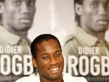 Chelsea footballer Didier Drogba attends a press conference at the Stamford Bridge football ground in London, on October 16, 2008, for the launch of his book &#039;Didier Drogba: The Autobiography.&#039; AFP PHOTO/Shaun Curry 