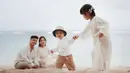 Lihat saja bagaimana matching-nya keluarga selebriti ini dalam balutan busana kasual nuansa biru-putih saat liburan di Bali.  (Instagram/glennalinskie).