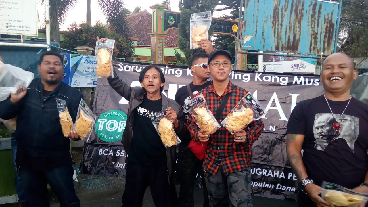 Kang Mus (Epy Kusnandar) dan beberapa pemain film Preman Pensiun lainnya tengah menjajakan dagangan Kicimpring di Garut