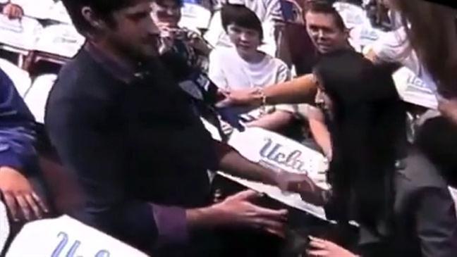 Moote saat melamar kekasihnya di UCLA. Foto: copyright content5.video.news.com.au