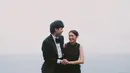 Tak kalah serasi, Vidi Aldiano dan Sheila Dara juga tampil memukau. Vidi mengenakan setelan jas hitam dengan kemeja putih dan dasi kupu-kupu, menciptakan tampilan necis dan berkelas.  [@prillylatucinnsina96].