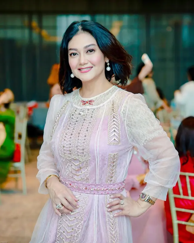 Awet muda di usia lebih setengah abad, 10 transformasi Bella Saphira dari masa remaja