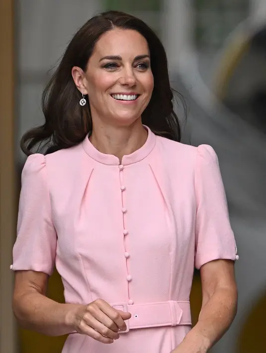 PKate Middleton sekali lagi mengukuhkan statusnya sebagai seorang bangsawan yang sadar lingkungan saat ia mengenakan kembali gaun yang sudah berumur dua tahun untuk menghadiri acara Young V&A di London. (JUSTIN TALLIS / AFP)