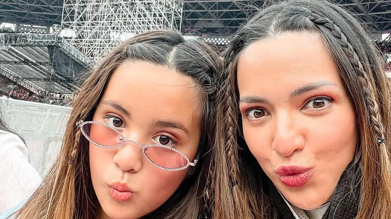 Gaya Nia Ramadhani dan Mikhayla saat Nonton Konser, BLACKPINK hingga Taylor Swift