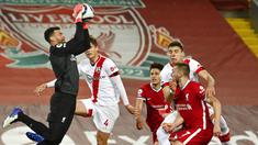 Kiper Liverpool, Alisson Becker, menangkap bola saat melawan Southampton pada laga Liga Inggris di Stadion Anfield, Minggu (9/5/2021). Liverpool menang dengan skor 2-0. (Paul Ellis/Pool via AP)