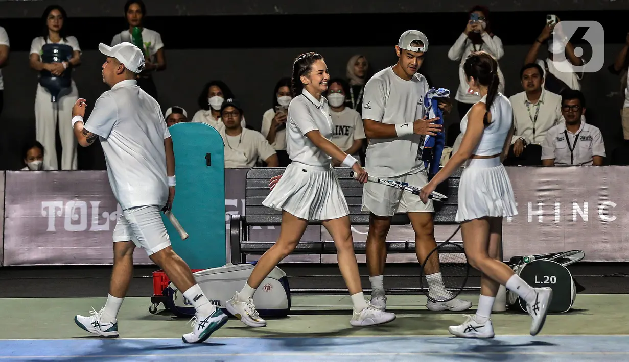 Pasangan ganda campuran Gading Marten/Wulan Guritno bersiap untuk melawan Dion Wiyoko/Enzy Storia pada pertandingan pembuka Tiba Tiba Tenis di Tennis Indoor Senayan, Jakarta, Sabtu (12/11/2022). Pasangan Dion Wiyoko/Enzy Storia berhasil mengalahkan Gading Marten/Wulan Guritno dua set langsung dengan skor meyakinkan, 6-2 dan 6-3. (Liputan6.com/Johan Tallo)