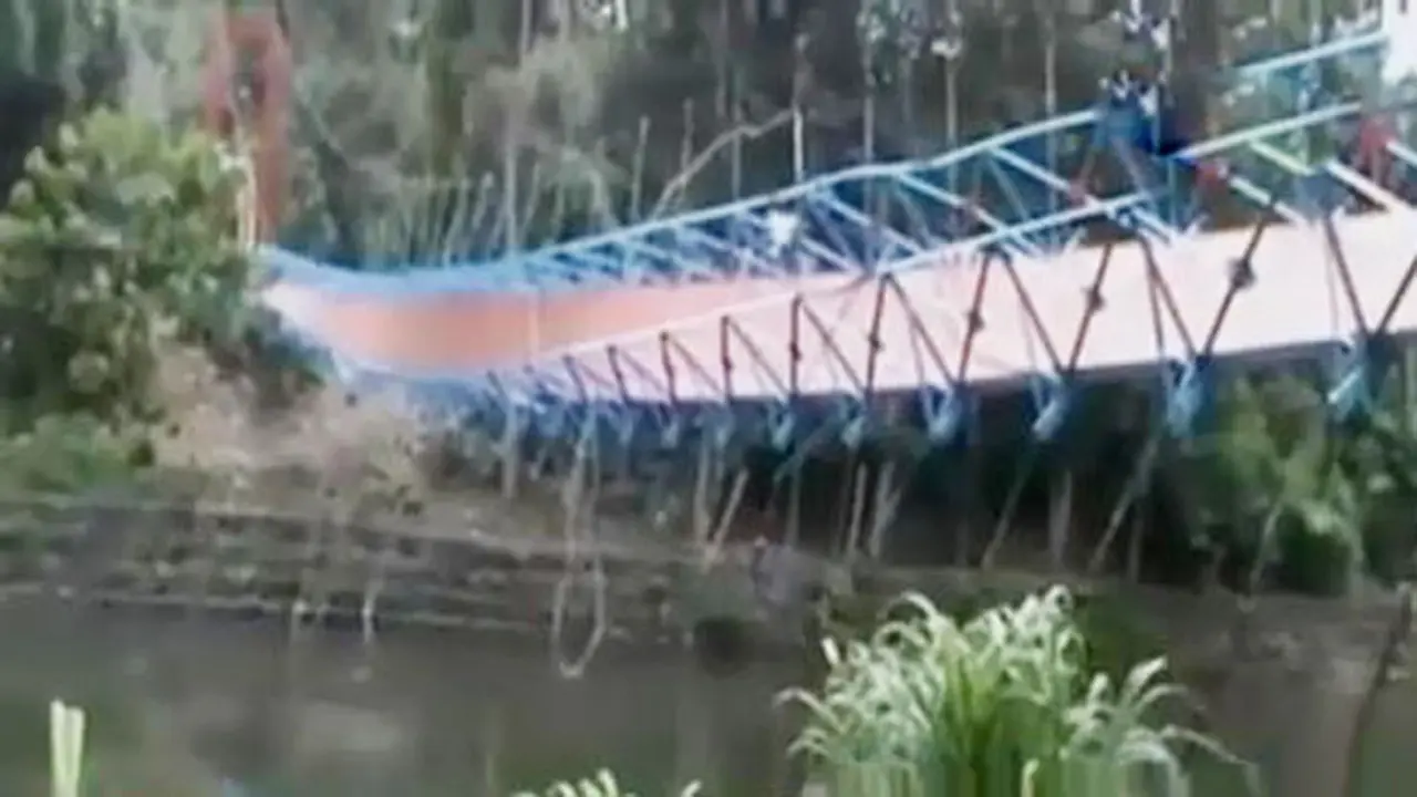 VIDEO: Baru Diresmikan, Jembatan di Mamuju Sudah Ambruk