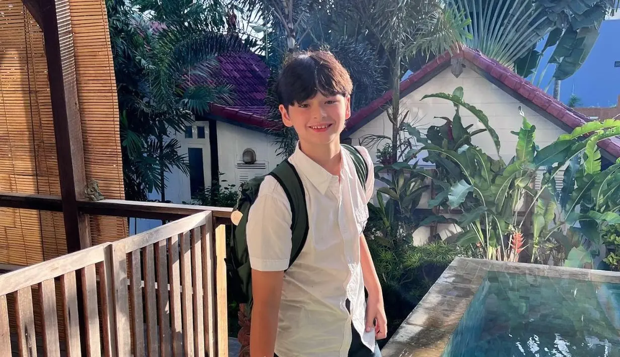 Putra kedua Tamara Bleszynski, Kenzo juga baru masuk SMP. Banyak yang mengagumi ketampanan Kenzo yang merupakan anak Tamara dengan Mike Lewis. [Instagram/tamarableszynskiofficial]