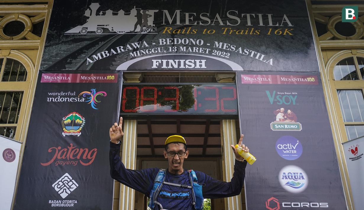 Beragam ekspresi terpancar dari wajah para pelari. Gembira, lelah, dan letih melebur menjadi satu. (Bola.com/Bagaskara Lazuardi)