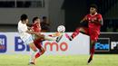Pemain Timnas Indonesia U-23, Jeam Kelly Sroyer (kanan), dan Muhammad Rayhan Hannan (tengah), berduel dengan pemain Chinese Taipei U-23 dalam pertandingan Grup K Kualifikasi Piala Asia U-23 2024 di Stadion Manahan, Solo, Sabtu (9/9/2023). (Bola.com/Arief Bagus Prasetiyo)