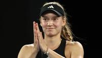 Petenis asal Kazakhstan, Elena Rybakina melemparkan senyuman kepada penonton setelah berhasil mengalahkan Jelena Ostapenko 6-2 6-4 dalam pertandingan perempat final Australia Open 2023, Selasa (24/1/2023). (AFP/David Gray)