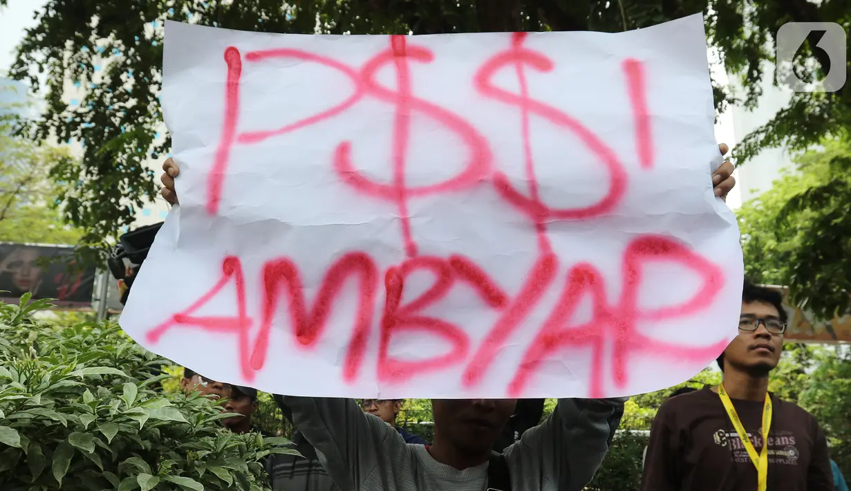 Suporter sepak bola dari berbagai aliansi memadati tempat berlangsungnya Kongres Luar Biasa (KLB) Pemilihan PSSI di Hotel Shangri-La, Jakarta, Sabtu (2/11/2019). Mereka membawa spanduk berisi penolakan KLB Pemilihan PSSI 2019. (Liputan6.com/Herman Zakharia)