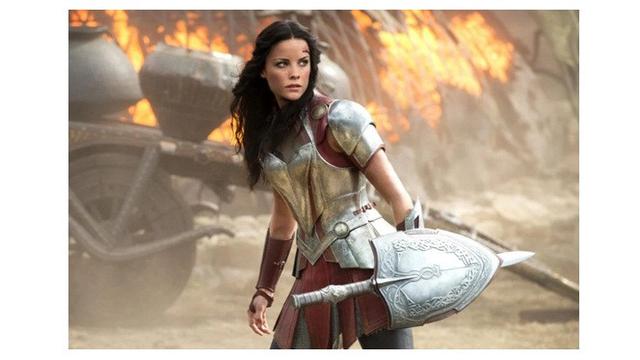 Tampil Totalitas, 7 Artis Ini Alami Kecelakaan dan Hampir Meninggal saat Syuting