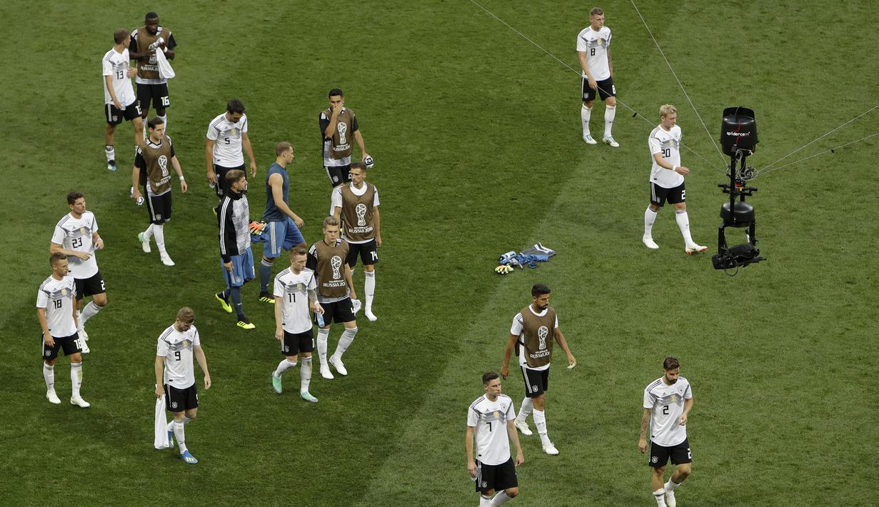 Para pemain Jerman tampak kecewa usai dikalahkan Meksiko pada laga Grup F Piala Dunia di Stadion Luzhniki, Moskow, Minggu (17/6/2018). Jerman kalah 0-1 dari Meksiko. (AP/Michael Probst)
