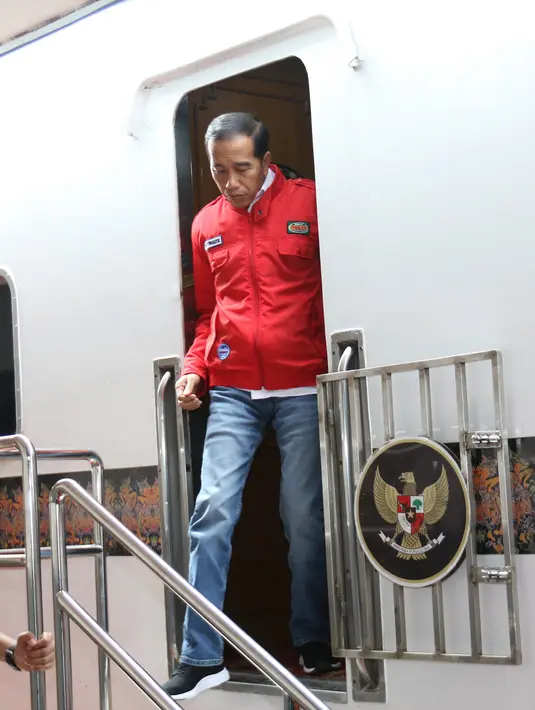 Presiden Joko Widodo turun dari kereta setibanya di Stasiun Cibatu, Garut, Jawa Barat, Jumat (18/1). Jokowi beserta Ibu Negara Iriana Joko Widodo bertolak menuju Garut untuk meninjau reaktivasi jalur kereta api Cibatu-Garut. (Liputan6.com/Angga Yuniar)