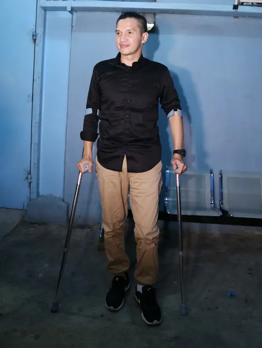 Pria yang juga sebagai atlet itu mengaku bahwa beberapa luka luarnya mulai membaik. Meski ada juga yang masih dirasakan perih. Ia juga masih konsumsi obat untuk menghilangkan rasa perihnya. (Nurwahyunan/Bintang.com)