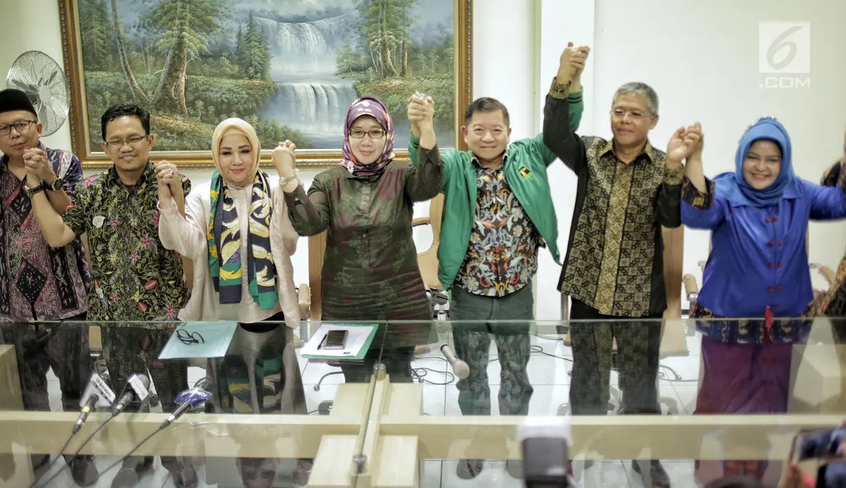 Anggota Dewan Pertimbangan Presiden, Suharso Monoarfa (ketiga kanan) pasca ditunjuk sebagai Plt Ketum PPP menggantikan Romahurmuziy alias Romy di DPP PPP Jakarta, Sabtu (16/3).  (Liputan6.com/Faizal Fanani)
