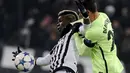 Gelandang Juventus, Paul Pogba (kiri) berusaha mengontrol bola dari kawalan bek City, Martin Demichelis  pada laga Liga Champions di Juventus Stadium, Turin, Italia, Kamis (26/11).  Juventus menang atas City dengan skor 1-0. (Reuters/Giorgio Perottino)