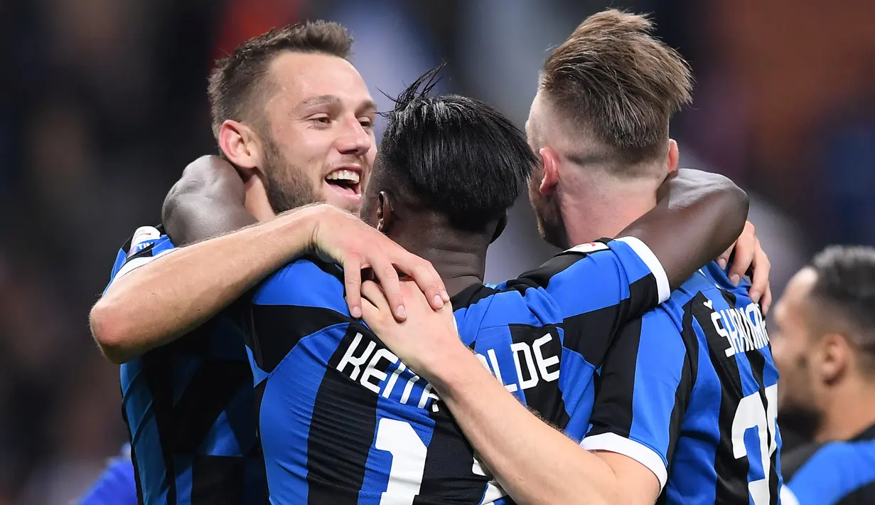Pemain Inter Milan, Stefan de Vrij, Keita Balde dan Skriniar merayakan kemenangan atas Empoli pada akhir pertandingan pekan ke-38 Serie A di Giuseppe Meazza, Minggu (26/5/2019). Inter Milan lolos ke Liga Champions musim depan setelah bersusah payah menyegel kemenangan 2-1. (REUTERS/Alberto Lingria)