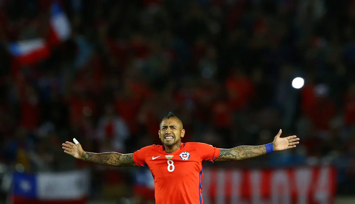 Gelandang Chile, Arturo Vidal melakukan selebrasi usai mencetak gol kegawang Peru pada Kualifikasi Piala Dunia 2018 di National Stadium, Santiago, Chile (11/10). Arturo Vidal mencetak dua gol dan Chile menang atas Peru 2-1. (REUTERS/Ivan Alvarado)