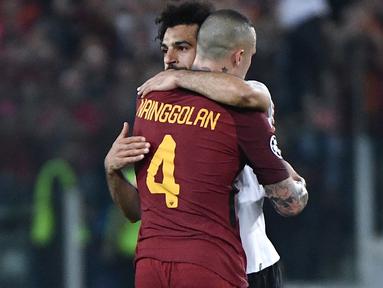 Radja Nainggolan memberikan ucapa selamat kepada Mohamed Salah usai semifinal Liga Champions di Olympic Stadium,(2/4/2018). Nainggolan gagal membawa Roma ke final setelah kalah agregat dari Liverpool 6-7. (AFP/Filippo Monteforte)