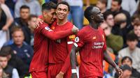 Para pemain Liverpool merayakan gol yang dicetak Roberto Firmino ke gawang Chelsea pada laga Premier League di Stadion Stamford Bridge, London, Minggu (22/9). Chelsea kalah 1-2 dari Liverpool. (AFP/Olly Greenwood)