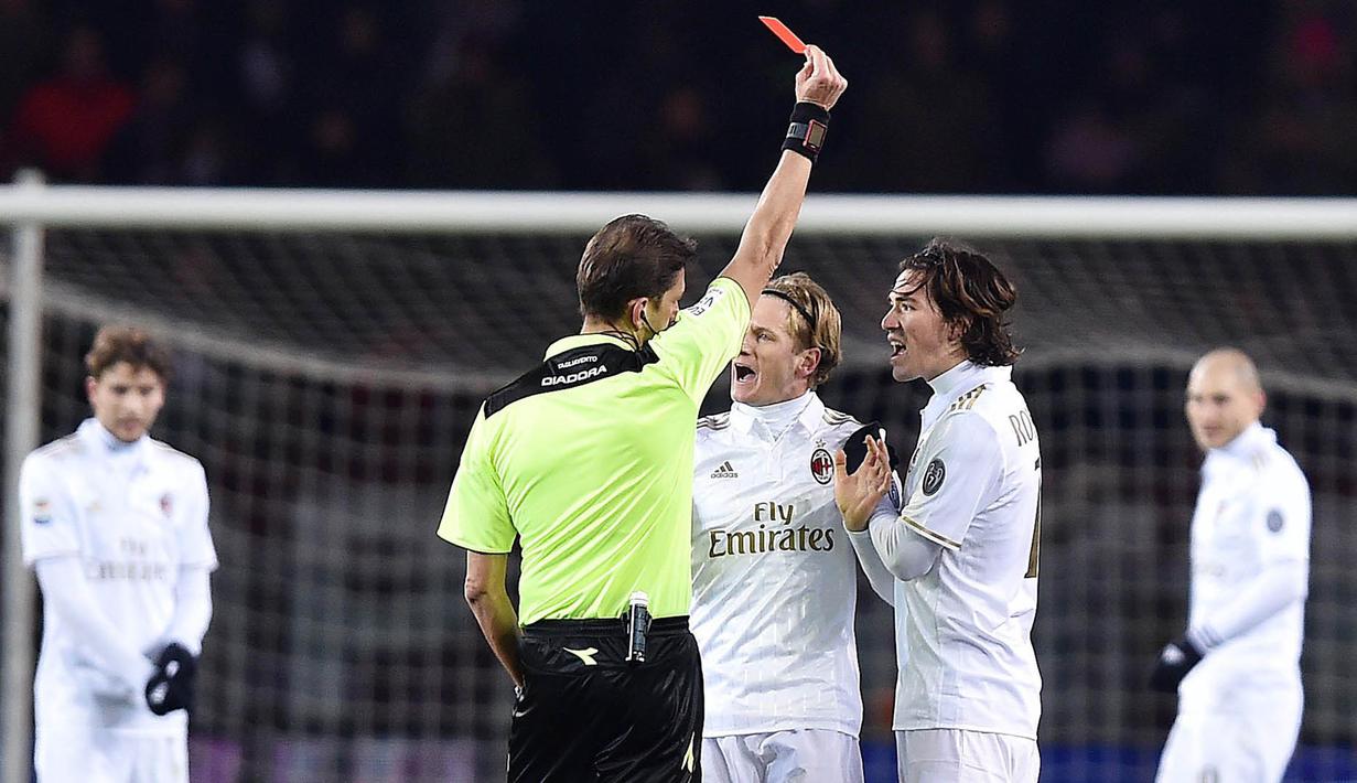 Wasit Paolo Tagliavento memberikan kartu merah kepada bek AC Milan, Alessio Romagnoli saat melawan Torino. Wasit mengelarkan lima kartu kuning untuk Torino dan sebuah kartu kuning serta satu kartu merah untuk Milan. (EPA/Alessandro Di Marco)