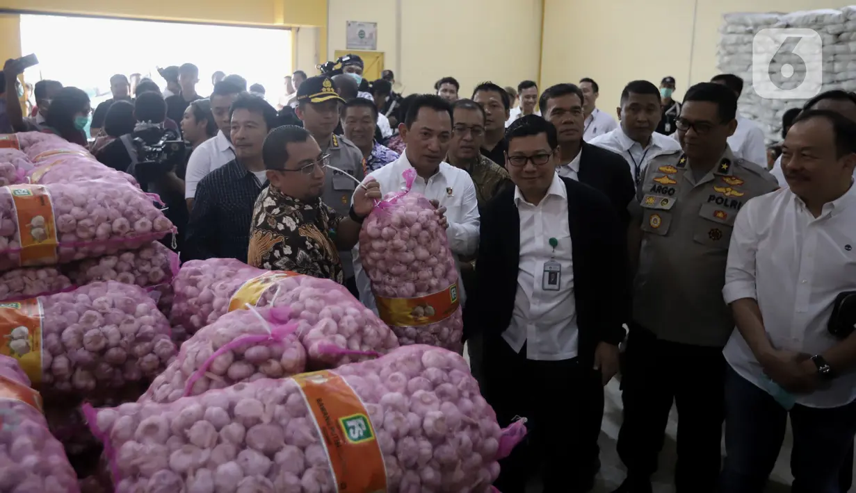 Kabareskrim Polri Komjen Pol Listyo Sigit Prabowo meninjau ketersediaan bawang putih di gudang PT Food Station Tjipinang Jaya, Jakarta, Rabu (18/3/2020). Kabareskrim mengatakan ketersediaan bahan pokok khususnya beras di Jakarta cukup hingga Hari Raya Lebaran 2020. (merdeka.com/Iqbal Nugroho)