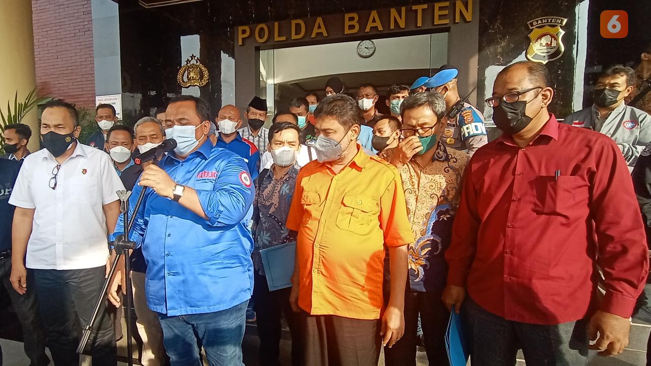 Dua Buruh Banten Ditangguhkan Penahannya Oleh Polda Banten. (Selasa, 28/12/2021). (Liputan6.com/Yandhi Deslatama).