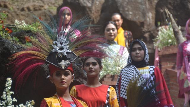Peragaan busana batik di dalam gua Lawa, Purbalingga. (Foto: Liputan6.com/Humas Purbalingga/Muhamad Ridlo).