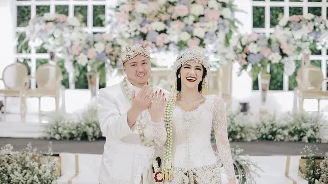 Beda Usia 14 Tahun, Ini 6 Potret Pernikahan Syahra Larez dan Denny Buana