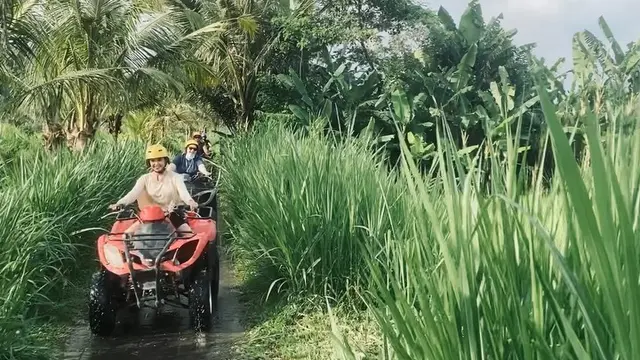 7 Potret Keseruan Cita Citata Liburan di Bali, Nikmati Sunset dan Main ATV