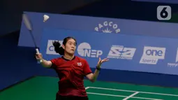 Pebulutangkis Thailand, Busanan Ongbumrungpan, berusaha mengembalikan kok saat melawan Fitriani dari Indonesia pada final bulutangkis beregu putri SEA Games 2019 di Muntinlupa Sports Complex, Manila, Selasa (3/12). Fitriani kalah 8-21 dan 10-21. (Bola.com/M Iqbal Ichsan)