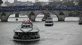 Kontingen Indonesia bersama kontingen India dan Iran berlayar di atas perahu saat upacara pembukaan Olimpiade Paris 2024 di Sungai Seine, Paris Prancis, 26 Juli 2024. (AFP/Sebastien Bozon)