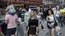 <p>Warga berjalan pada hari pertama berakhirnya lockdown di Patriarch Ponds, Moskow, Rusia, Selasa (9/6/2020). Warga Moskow bebas beraktivitas setelah dua bulan menjalani lockdown akibat pandemi virus corona COVID-19. (AP Photo/Pavel Golovkin)</p>