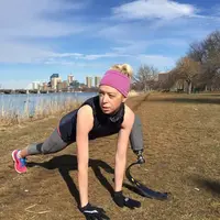 Seorang penari profesional kehilangan satu kakinya pada saat bom Boston terjadi. Namun kini, dia kembali menari dan bahkan ikut maraton. | Sumber Foto: Huffingtonpost.com/ Adrianne Haslet-Davis