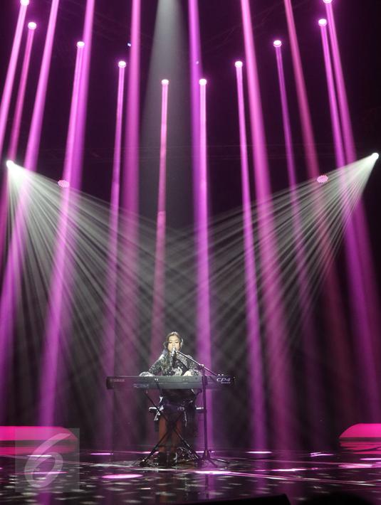 Penyanyi berbakat Isyana Sarasvati memeriahkan konser bertajuk Perempuan Hebat Indonesia di Studio 6 Emtek City, Jakarta, Kamis (21/4) malam. Pagelaran khusus untuk perempuan Indonesia itu untuk memperingati Hari Kartini (Liputan6.com/Herman Zakharia)