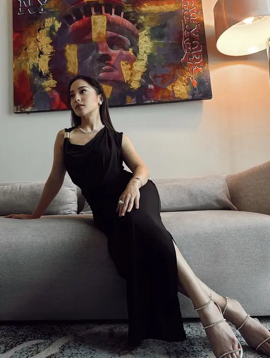 Nikita Willy juga tampil elegan dengan dress hitam slitnya, dengan aksen tali yang berbeda. Semakin akun dengan heels ber strapnya. @nikitawillyofficial94.